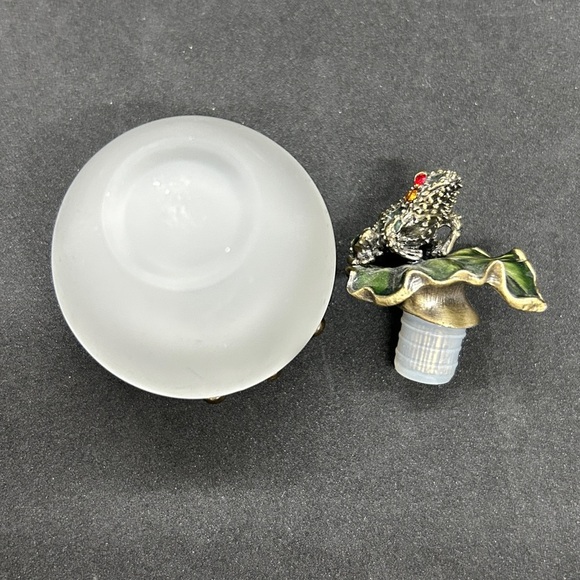 Frosted Glass Jeweled Frog Perfume Bottle empty 3.5" Tall 1.5" Wide - Picture 8 of 11
